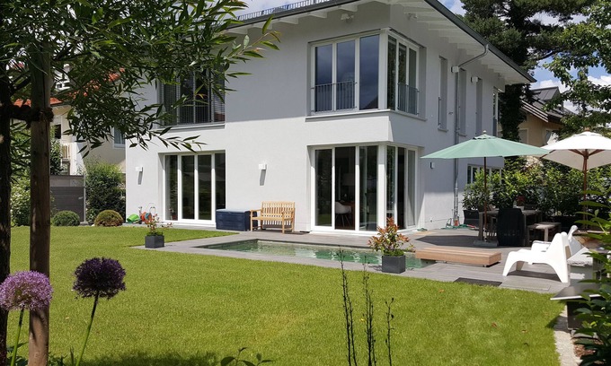 Gartenstadt Trudering Villa | Villa moderna, confortable, con piscina y jardín
