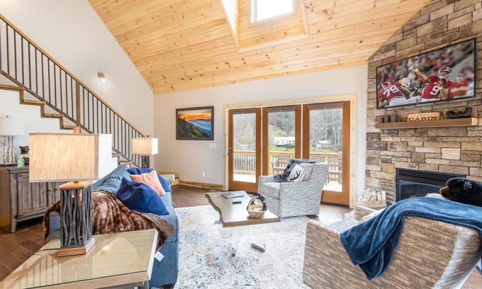Vilas Cabina | Modern, Creekside Mountain Home