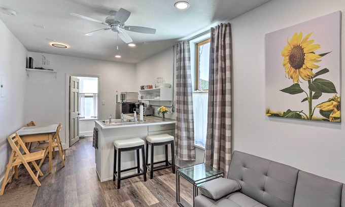 Custer Apartamento | Modern Custer Apt - Walk to Shops & Dining!