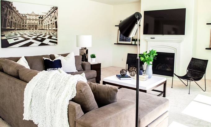 Mira Loma Casa | Modern Deluxe Family Home near Goose Creek