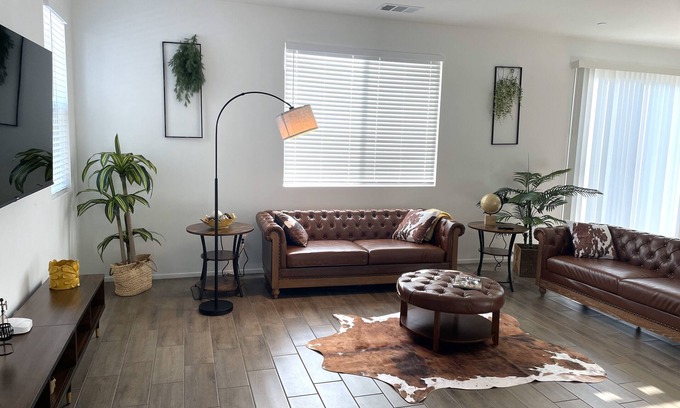 Victorville Casa | Modern Desert Gem, Boho Retreat, 2 Living Rooms, Sleeps 10