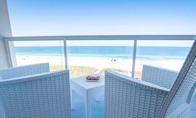 Clearwater Beach Condominio | Modern Design Gulf Facing Condo on the Beach