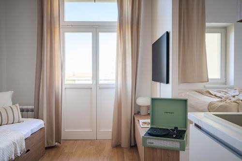 Vinohrady Apartamento | Modern design studio with fast WI-FI & balcony