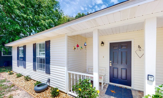 Gulfview Heights Casa | Modern dog-friendly home near the Gulf with yard, grill, screened porch & bikes