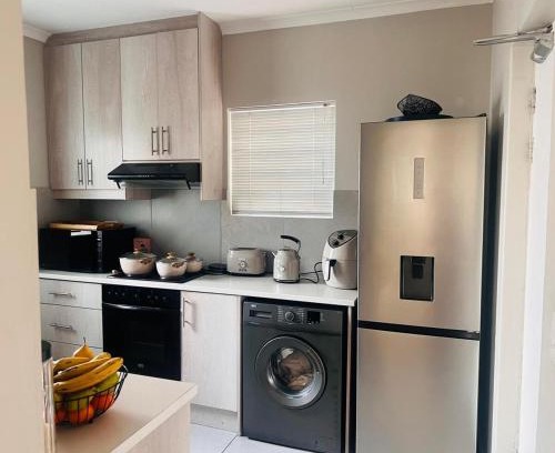 Bloubergstrand Apartamento | Modern Double-Story 2-Bedroom Townhouse with Private Backyard & Braai