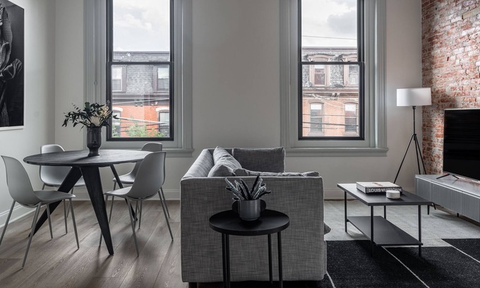University City Casa | Modern Downtown 5Bd/4Bth w/Outdoor Space! Sleeps 16