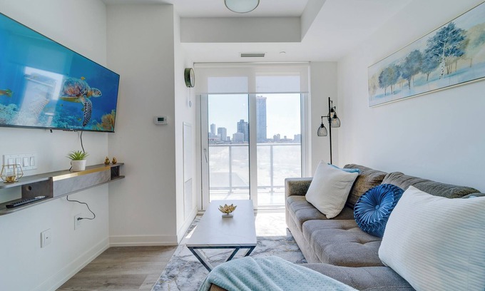 Kitchener Condominio | Modern Downtown Condo w/Gym