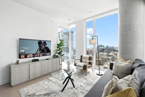 Downtown Toronto Apartamento | Modern Downtown Retreat - Sleek Patio Oasis