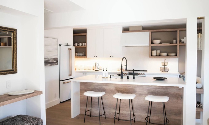 Sonoma Condominio | Modern Downtown Sonoma Condo with deck and pool. 30-day minimum stay required.
