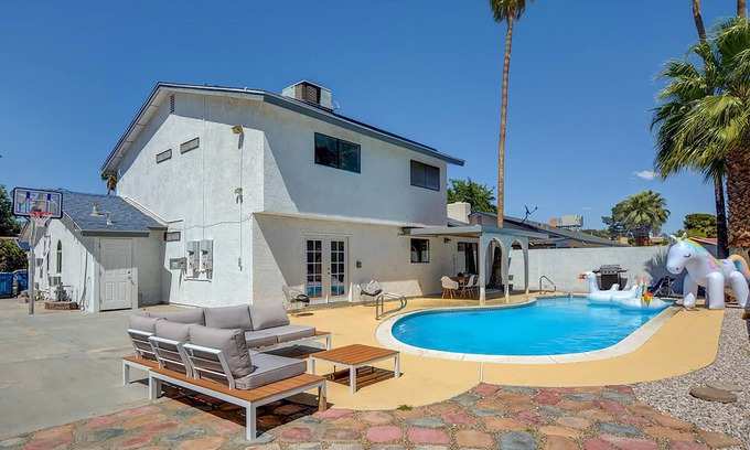 Paradise Villa | Modern Dream Home 5BR & 4BA pool, spa, basketball & bbq (31 day min, 70% off)