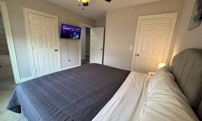 Greater East End Apartamento | Modern EADO Retreat[KingBed[Office[Private]