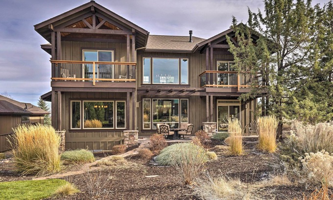 Redmond Casa | NUEVO- Eagle Crest Home w / 2 Decks, chimenea y barbacoa