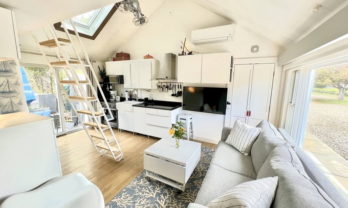 Provincetown Condominio | Modern East End Loft - Private Beach, In-Ground Pool Access, & Hot Tub!