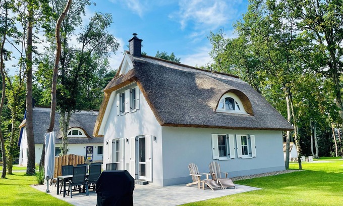 Zirchow Casa | Modern Eingerichtetes Reetdachhaus mit Einladender Terrasse