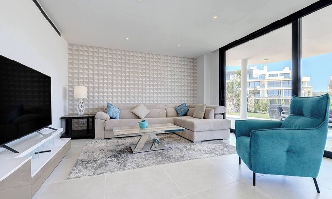 Fuengirola Apartamento | Moderno apartamento en El Higuerón Oeste con jardín privado y barbacoa
