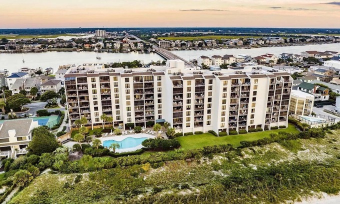 Wrightsville Beach Condominio | Modern Elegance Meets Coastal Escape: Explore Newly Updated 2 BR Penthouse Condo