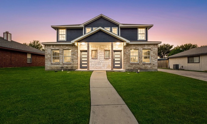 Southeast Arlington Casa | Modern Elegance: 4BR Arlington Gem. Minutes to the Cowboys, Rangers, & 6 Flags!