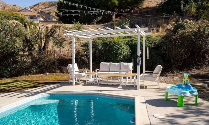 Burbank Casa | ¡ESPACIOSA, HERMOSA CASA DE 3 DORMITORIOS CON PISCINA!