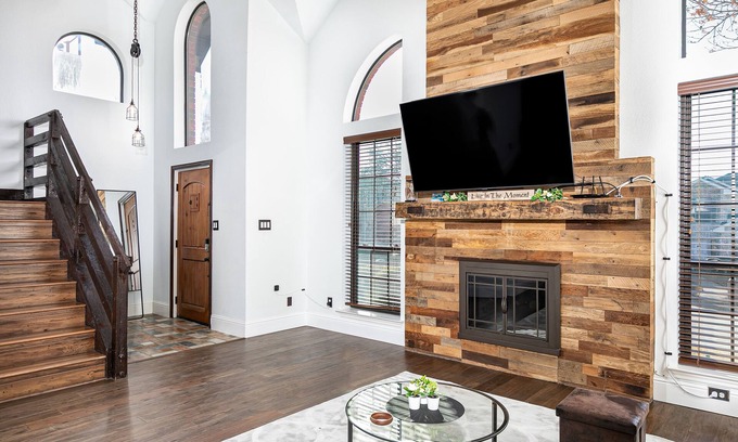 Southwest Carrollton Casa | Modern Elegance: Prime Location in Carrollton
