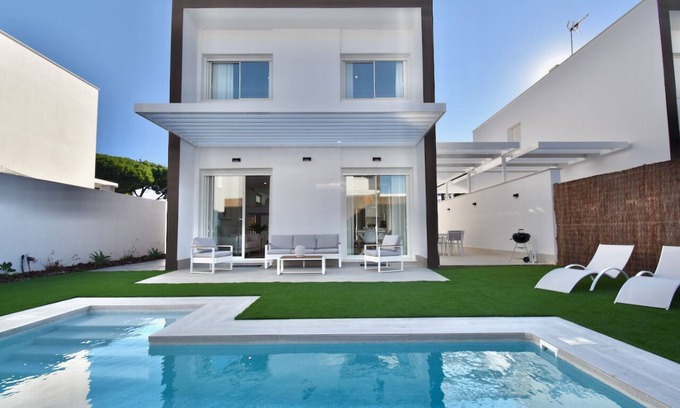 Chiclana de la Frontera Villa | Villa Blanco Chiclana moderna de lujo con piscina privada en la Barrosa