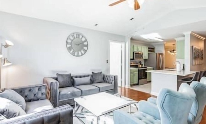 New Tampa Apartamento | Modern Escape-Cali King Beds-EV Chargers Available