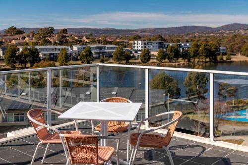 Greenway Apartamento | Modern Escape with Lake and Mountain Views
