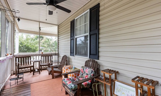 Spartanburg Apartamento | Modern Estate Front Porch Outdoor Seating