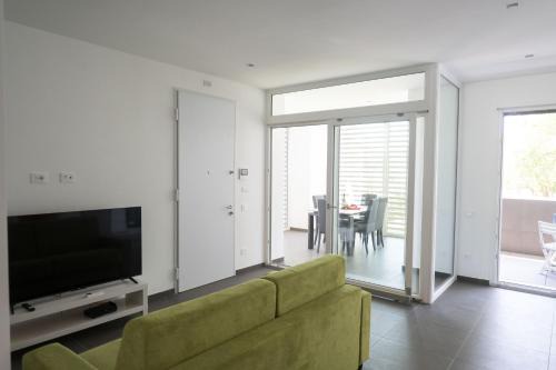Zona XXX Castel Fusano Apartamento | Modern Family 2 BR Apartment in Residential Area