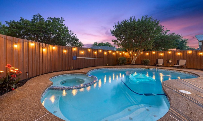 Plano Casa | Modern Family Haven, Pool, Game Room,Sky Lit Atrium,5 bedrooms,King beds,3 baths