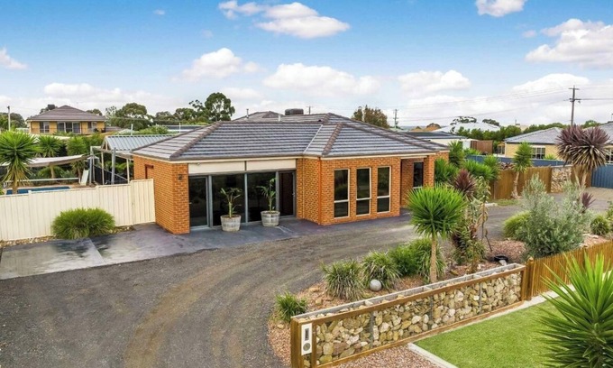 Carisbrook Casa | Modern family home with pool