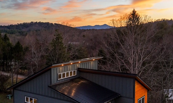Woodfin Casa | Modern, Family + Pet-Friendly! Mins from Downtown AVL! Firepit, Hot Tub & Games!