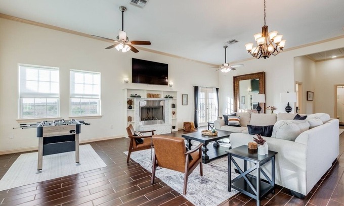 Weston Casa | Modern Farm House 2B 2B KING Bed