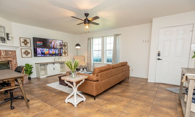 Saginaw Casa | Modern Farm House with Backyard | Pet Friendly