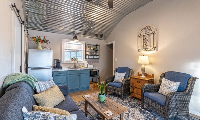 Bandera Cabaña | Modern farmhouse cottage close to downtown Bandera
