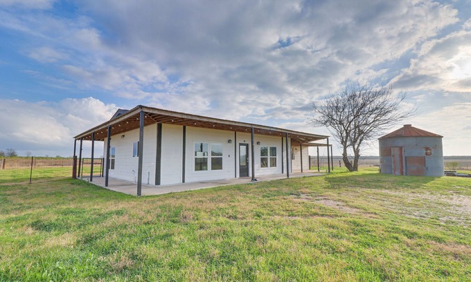 Del Valle Casa | Modern Farmhouse in Del Valle: Rural Setting!