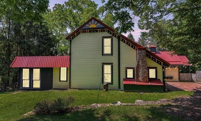 Morgantown Casa | Modern farmhouse near WVU and outdoor activities! Fire Pit, Hot tub. Bring Pets!