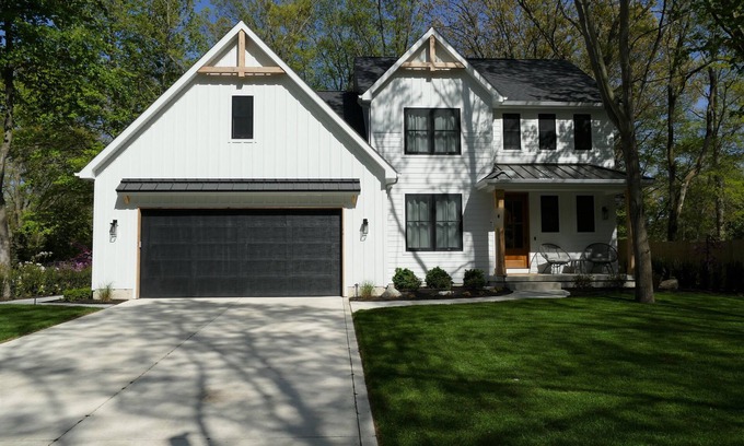 Michigan City Casa | Modern Farmhouse Retreat-10 Min Walk to Lake Michigan-Hot Tub-Sauna