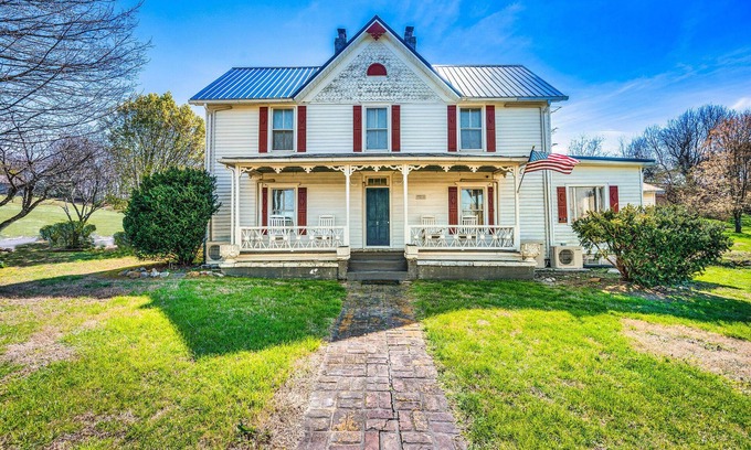 Sevierville Otro | Modern Farmhouse with Cottage