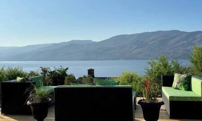 Central Okanagan Casa | Modern Farmhouse with Magical Lake View