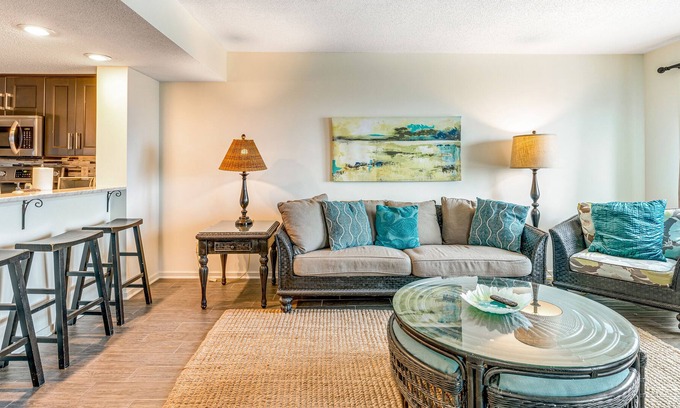 Isle of Palms Villa | Villa moderna en el primer piso con inmejorables, amplias vistas al mar y piscina compartida.