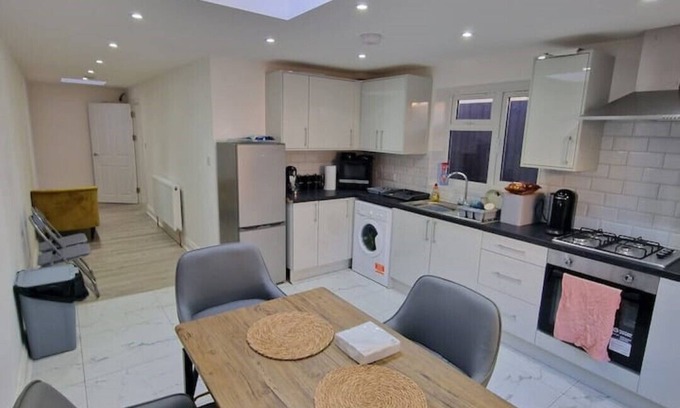 Wood Street Apartamento | Modern flat on Lea Bridge Road.