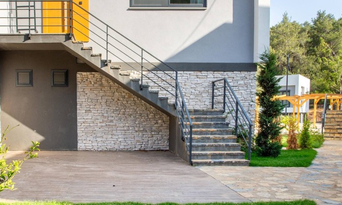 Milas Apartamento | Modern Flat w Garden 5 min to Beach in Milas