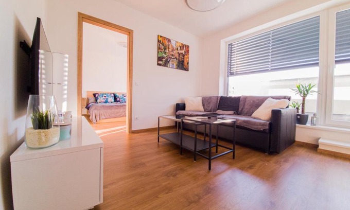 Hradec Kralove Apartamento | Modern flat with large terrace