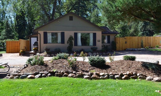 Broadmoor Casa | Modern, Fresh and Beautiful 2 Bedroom Cottage!