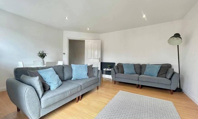 Windmill Hill Apartamento | Modern, fresh & spacious apartment with parking