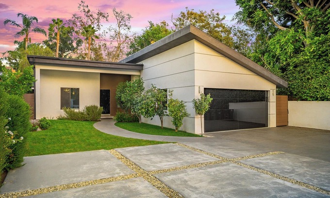 Sherman Oaks Casa | Modern Fulton Villa-7bdr