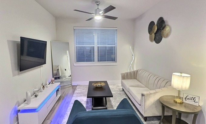 East Downtown Houston Apartamento | Modern Furnished 1BR / Gated Parking / Near Downtown, Heights & Montrose