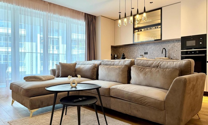 Pantelimon Apartamento | Modern furnished vacation apartment with covered balcony directly on Lebada Lake
