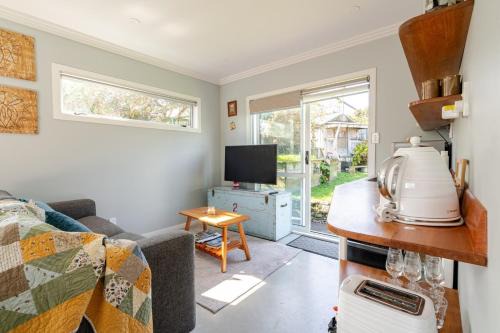 Auckland Casa | Modern Garden Cottage with Private Outdoor Area - New Lynn