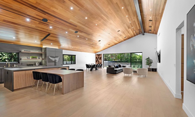Valley Glen Villa | Modern Gateaway In Los Angeles